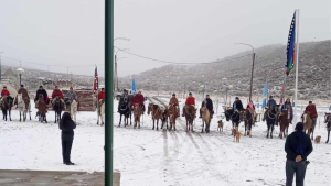 ¡Ni el frío ni la nieve los detuvo! Así celebraron el 25 de Mayo en El Llano y Chorriaca, al norte de Neuquén