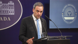 «Son para emergencias»: Adorni confirmó que el Gobierno apelará el fallo que ordena repartir alimentos guardados