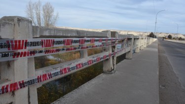 Un tramo de las baranda del puente en muy peligrosas condiciones. (Foto: Juan Thomes)