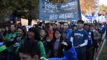 Imagen de Día del Trabajador: manifestantes se movilizaron por las calles de Roca en rechazo de las políticas de Milei