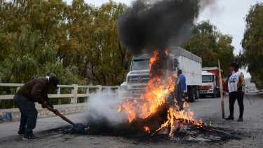 El corte de la Ruta 6 en el puente Paso Córdoba fue el detonante de la situación entre la Provincia y las organizaciones sociales en Río Negro. Foto Andrés Maripe