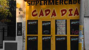 Entraron a robar a un supermercado y se llevaron más de 1 millón de pesos y varias botellas de whisky en Roca