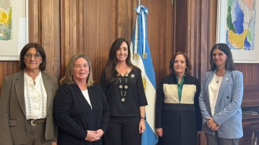 Las senadoras Mónica Silva y Alejandro Vigo junto a dos juezas se reunieron con la vicepresenta por las vacantes de la Corte Suprema. Foto @alevigo