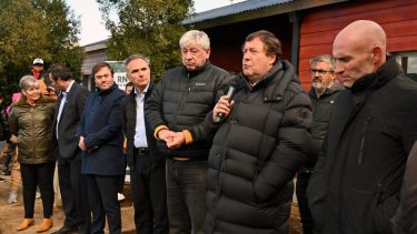 El gobernador Alberto Weretilneck en mayo hizo la última entrega de viviendas del explan Techo Digno en Bariloche. Archivo