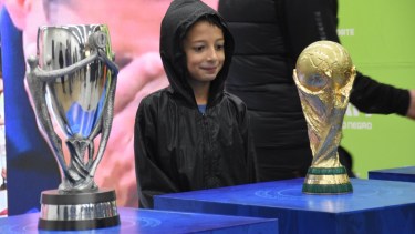 Los chicos disfrutaron de cerca la Copa del Mundo que alzó Lionel Messi. (Foto: Alejandro Carnevale)