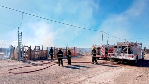 El fuego redujo a escombros una vivienda en la zona norte de Roca