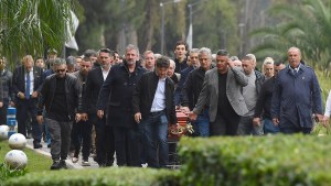 El último adiós al Flaco Menotti: “Volvió a estar en el lugar que amó”, comentó su hijo