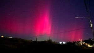 Las increíbles imágenes del cielo iluminado por las auroras australes en Ushuaia y la Antártida