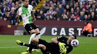 Video: El insólito blooper del Dibu Martínez que terminó en gol del Liverpool