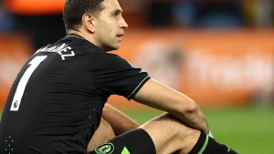 La llamativa reacción del Dibu Martínez al enterarse su récord de goles en contra en la Premier League