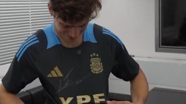 El Piloto argentino agradeció la camiseta firmada por Lionel Messi. (Foto NA: WR)