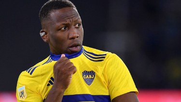 Luis Advíncula no pudo terminar el partido de este domingo por una lesión.