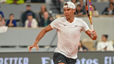 Rafael Nadal entrenó en el escenario central de Roland Garros.