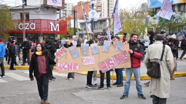 Corte de tránsito en el centro de Neuquén por reclamo docente. Foto: Florencia Salto