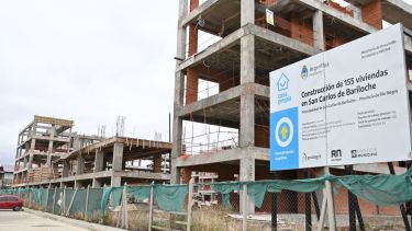 En Bariloche quedó la estructura de cinco edificios de departamentos del Procrear. Foto: Chino Leiva