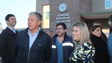 El gobernador, Rolando Figueroa, junto a la intendenta de Ríncón de los Sauces, Norma Sepulveda. Foto: gentileza