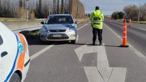 Robó un auto en Regina, pinchó una rueda y fue detenido haciendo dedo frente a la caminera de Chichinales