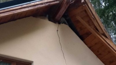 La caída de un árbol causó destrozos en una vivienda en Villa Tacul. Foto: gentileza.