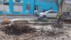 Se rompió un caño de agua que tiene más de 70 años, en pleno centro de Viedma y el tránsito estará cortado