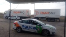 Imagen de Un camión fue retenido en Viedma: entre los muebles que transportaba, habían bidones de químicos