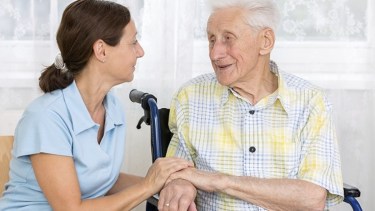 El cuidado de adultos mayores es fundamental para el funcionamiento de algunas familias.-