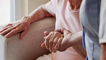 Los cuidadores de adultos mayores deben recibir un aumento salarial durante junio 2024.-
