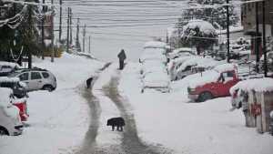 Por qué fue histórica la nevada de otoño que afecta a Bariloche y Neuquén