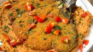 Almuerzo saludable con esta flor de berenjena a la milanesa