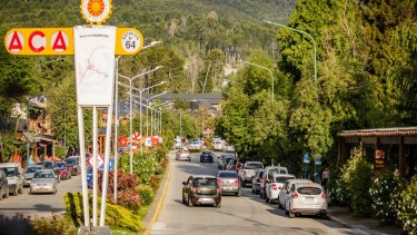 Villa La Angostura celebra sus 92 años con acto oficial y desfile
