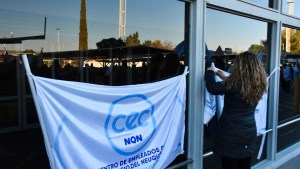 Video | 35 despidos en importante supermercado de Neuquén: levantan el bloqueo, pero vuelven este jueves