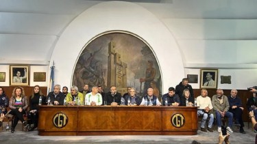El triunvirato que dirige la CGT y los principales sindicalistas del país en la conferencia de prensa de esta tarde. 
