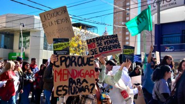 Ley Bases: cómo funcionarán bancos, clases y colectivos el miércoles en Roca, Cipolletti, Bariloche y Viedma