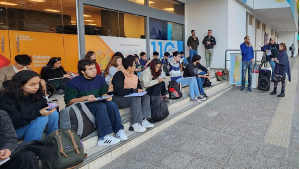 Una rectora dio una clase en la vereda, en el centro de Neuquén