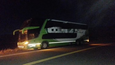 El colectivo que sufrió el desperfecto en la Ruta 40. 