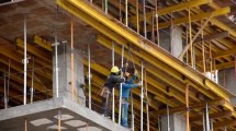 Imagen de Desde la asunción de Milei se perdieron más de 60 mil empleos privados: el impacto de la construcción