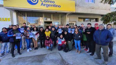 En Añelo, Villa Manzano, y San Patricio del Chañar reclamaron contra el cierre de las sucursales del Correo Argentino. Foto: Gentileza 