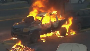 El patrullero se encontraba frente a la Comisaría y se quemó completamente. Foto captura TN.