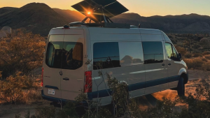 Más eficiencia para los viajes en motorhome: paneles solares que siguen al sol