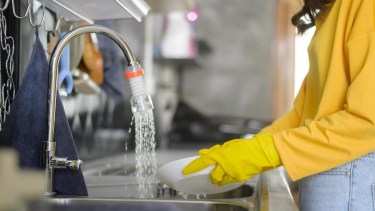 Las empleadas domésticas recibirán aumentos de sueldo en junio.-