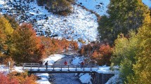 Imagen de El trekking más lindo: las lagunas de Epulauquen rodeadas de nieve y los mágicos colores del otoño en el norte neuquino