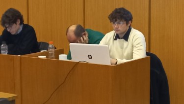 Emiliano Gatti en la audiencia de este viernes en el juicio por distribución y tenencia de imágenes de abuso sexual infantil. 
