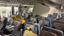 Imagen de Así fueron retiradas las víctimas del avión que tuvo fuertes turbulencias entre Londres y Singapur