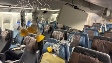 Así fueron retiradas las víctimas del avión que tuvo fuertes turbulencias entre Londres y Singapur