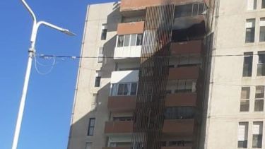VIDEO | Incendio en un edificio de Cinco Saltos: desalojaron a los vecinos de la torre