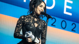 Lali homenajeó a las víctimas del lesbicidio de Barracas y chicaneó a Adorni en los Premios Gardel