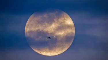 "Fly me to the moon" de Steve Piccolo, tomada el 23 de abril de 2024 en Seattle, Estados Unidos.