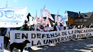 La movilización se inició en el Centro Cívico y marchó hacia la sede barilochense de la UNCo. (Alfredo Leiva)