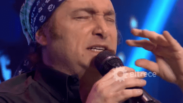 El presidente ya había cantado en público en múltiples ocasiones. Durante una aparición en "El Trece" homenajeó a Leonardo Fabio.
