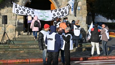 Los trabajadores convocados por el Soyem marcharon hoy desde el el gremio hasta el Centro Cívico, para esperar el resultado de las paritarias. (Alfredo Leiva)