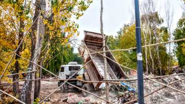 La preparación del terreno costero para lotear, incluye rellenos en los loteos con restos de construcciones y otra basura (foto Cecilia Maletti)